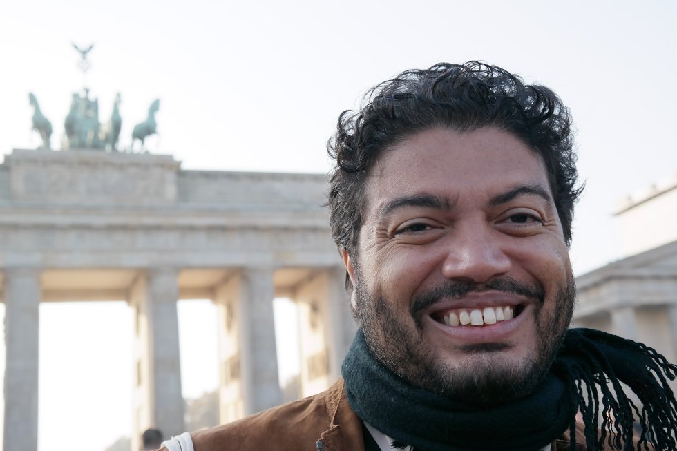 [Translate to español:] Frank Báez vor dem Brandenburger Tor